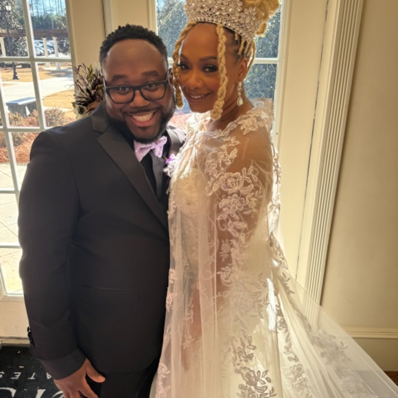 Pre-Owned Lace Embroidered Wedding Dress W/ Glitter Train - Picture 8 of 11